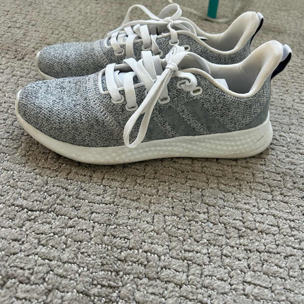 Women’s tennis shoes